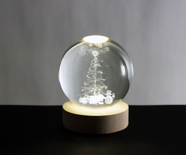 Glaskugel mit 3D-Weihnachtsbaum inkl. Holz LED-Untersetzer