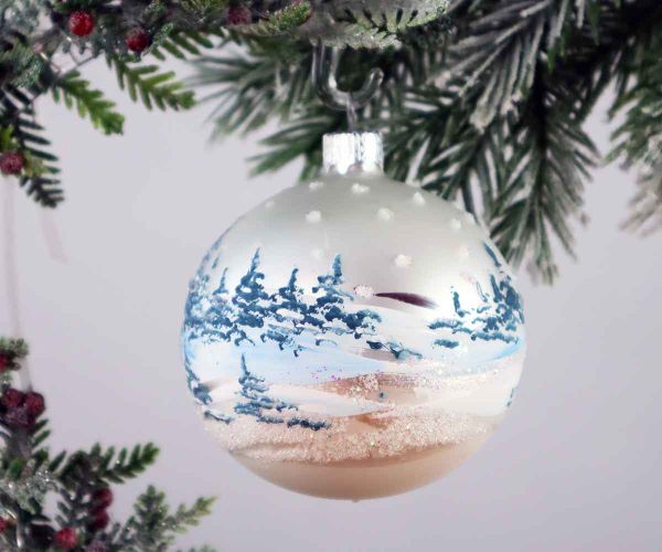 Handbemalte Weihnachtskugel mit Haus im Wald