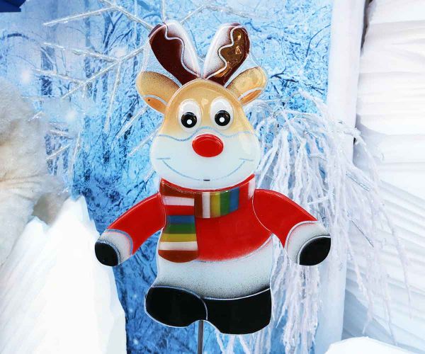 Großes Rentier mit buntem Schal aus Kristallglas