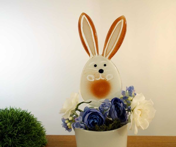 Hase weiß auf Glasstab