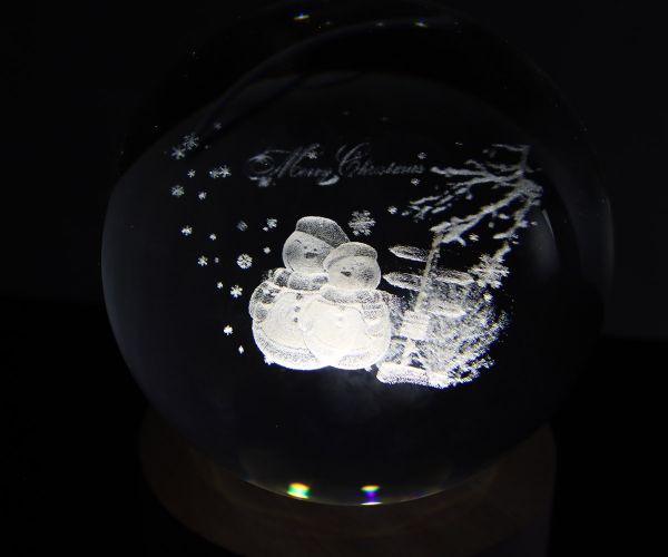 Glaskugel mit 3D-Schneemann inkl. Holz LED-Untersetzer