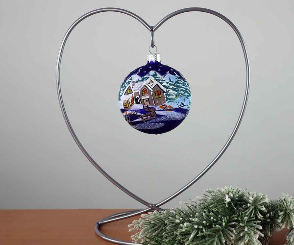 Handbemalte Weihnachtskugel mit Haus im Wald
