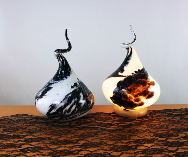 Kleine Flammenkugel weiß / schwarz mit Glimmer