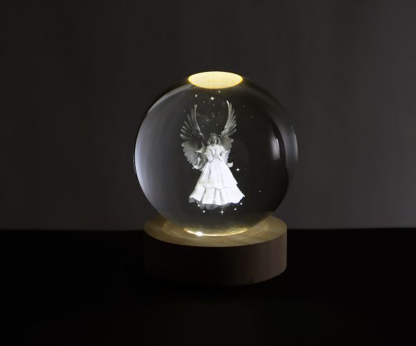 Glaskugel mit 3D-Schutzengel inkl. Holz LED-Untersetzer