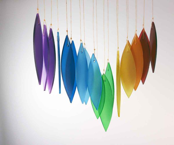 Windspiel aus Holz und Glas rainbow