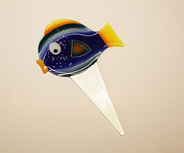 Dunkelblauer Fisch auf Glasstab