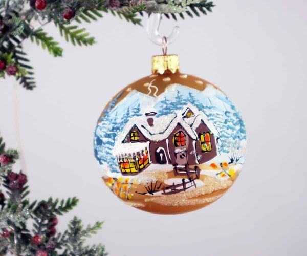 Handbemalte Weihnachtskugel mit Haus im Wald
