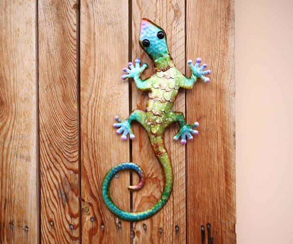 Bunter Gecko aus Metall zur Wanddeko