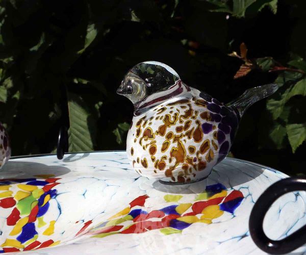 Weiß-Bunte Vogeltränke aus Glas