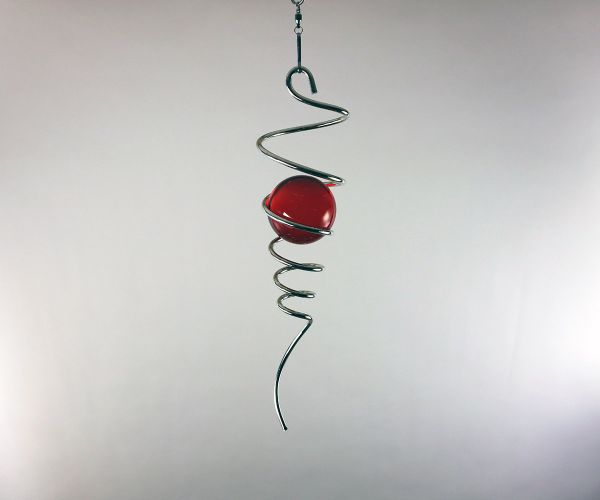 Windspiel aus Metall mit Glaskugel