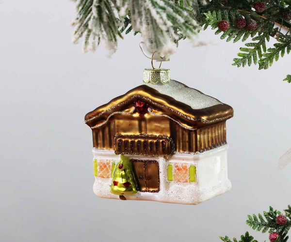 Weihnachtskugel Bauernhütte im Schnee