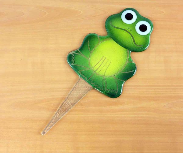 Frosch aus Kristallglas auf Glasstab