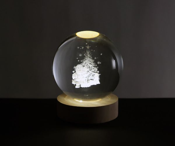 Glaskugel mit 3D-Nikolaus inkl. Holz LED-Untersetzer