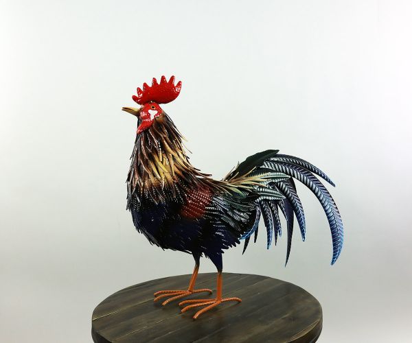 Schwarz-bunter Hahn aus Metall