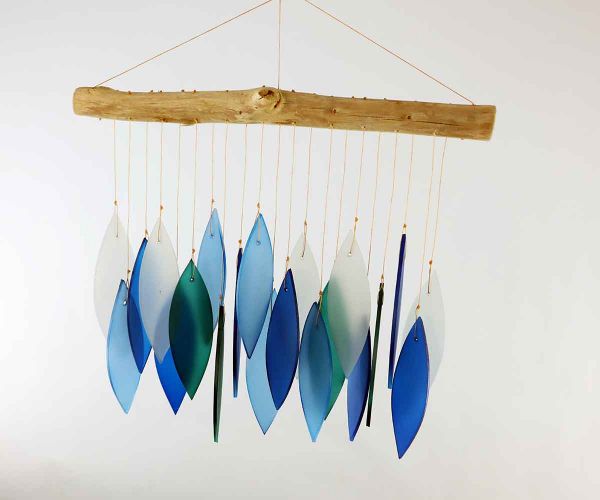 Windspiel aus Holz und Glas bluish