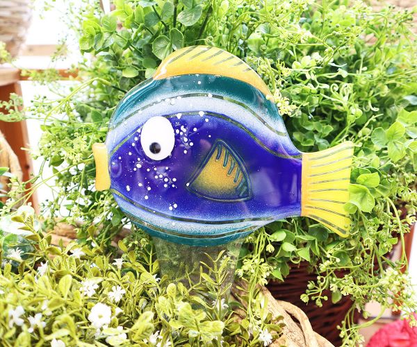 Dunkelblauer Fisch auf Glasstab