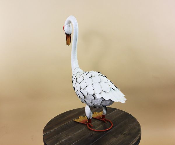 Weißer Schwan aus Metall