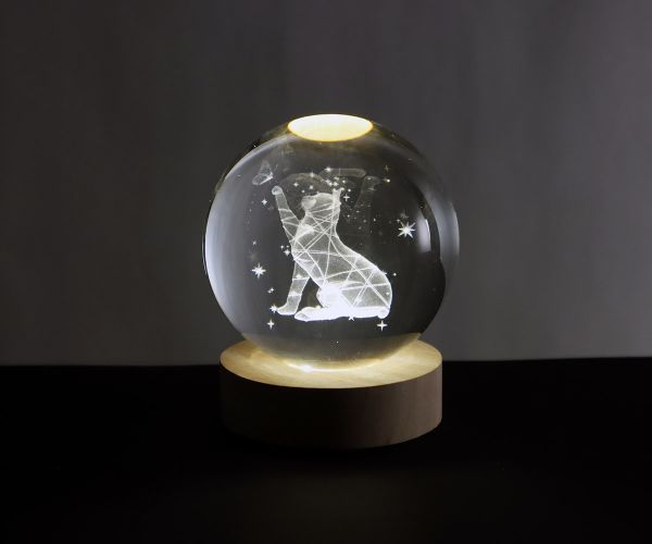 Glaskugel mit 3D-Katze inkl. Holz LED-Untersetzer