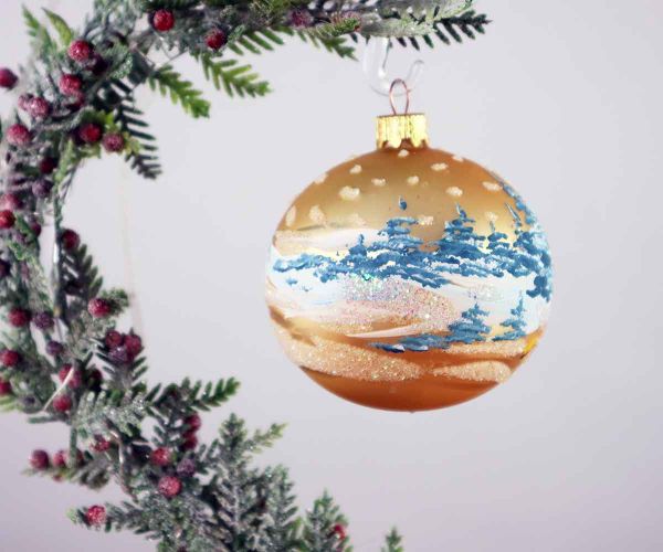 Handbemalte Weihnachtskugel mit Haus im Wald