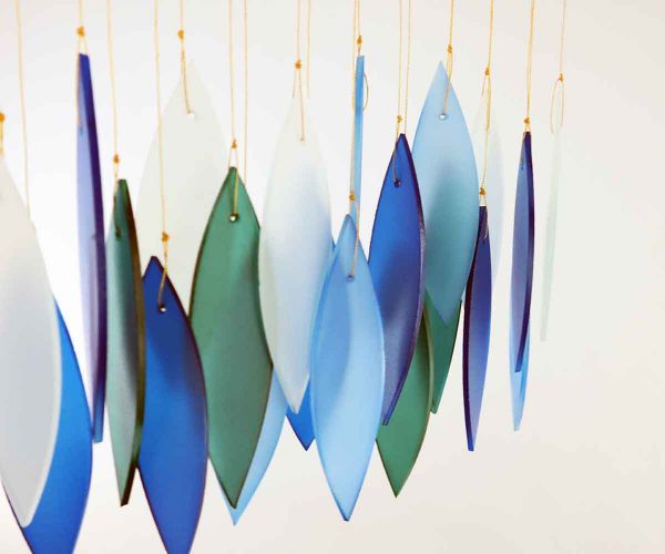 Windspiel aus Holz und Glas bluish