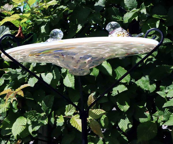 Weiß-Bunte Vogeltränke aus Glas