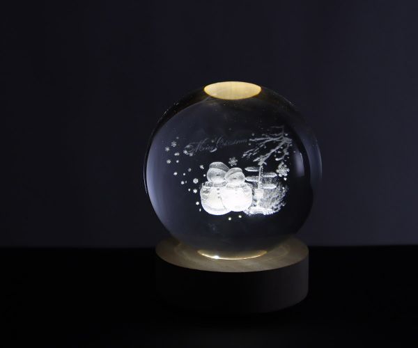 Glaskugel mit 3D-Schneemann inkl. Holz LED-Untersetzer