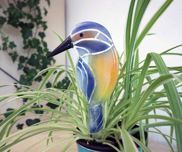 Eisvogel auf Glasstab