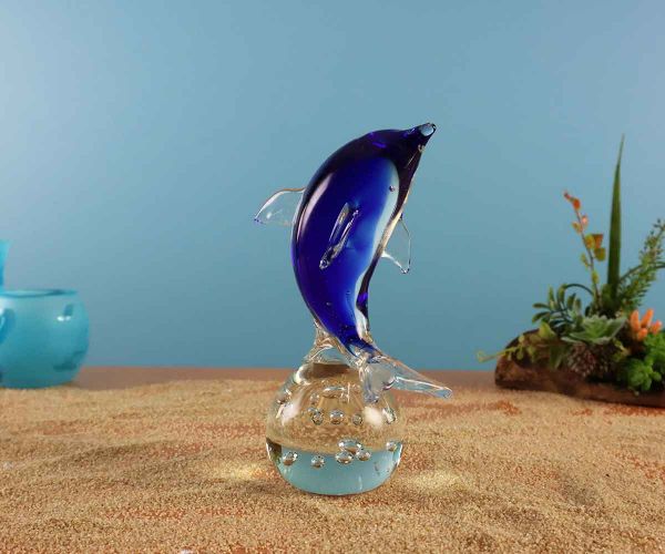 Glastier Delphin auf Sockel