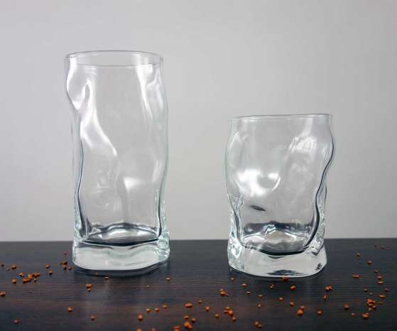 Geknicktes Trinkglas