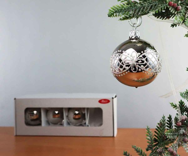4 Christbaumkugeln silber mit Dekor Ø 6cm