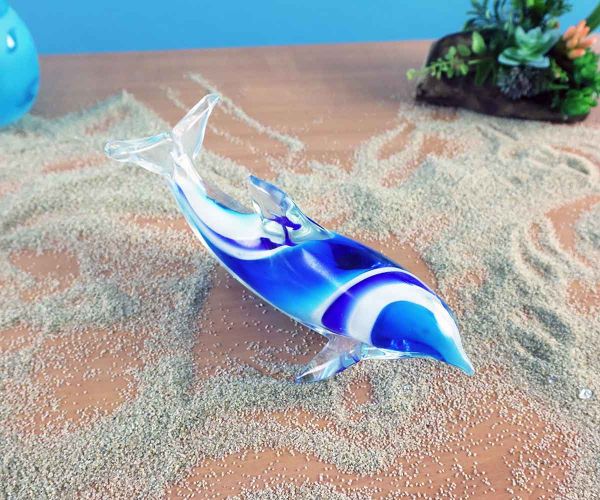 Glastier blauer Delphin