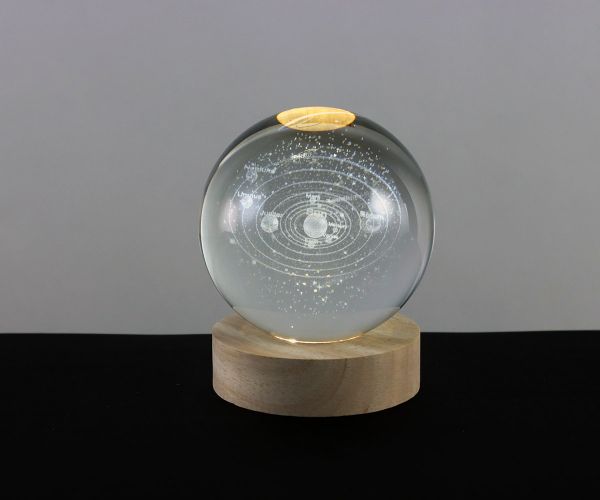Glaskugel mit 3D-Sonnensystem inkl. Holz LED-Untersetzer