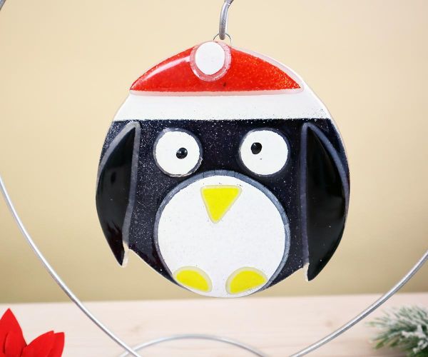 Pinguin aus buntem Kristallglas zum Aufhängen
