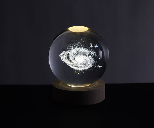 Glaskugel mit 3D-Galaxy inkl. Holz LED-Untersetzer
