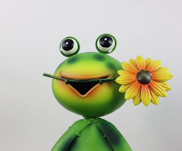 Grüner Frosch aus Metall
