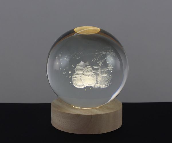 Glaskugel mit 3D-Schneemann inkl. Holz LED-Untersetzer