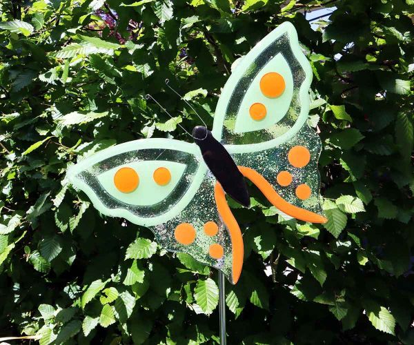 Schmetterling mit Flügeln in grün / orange