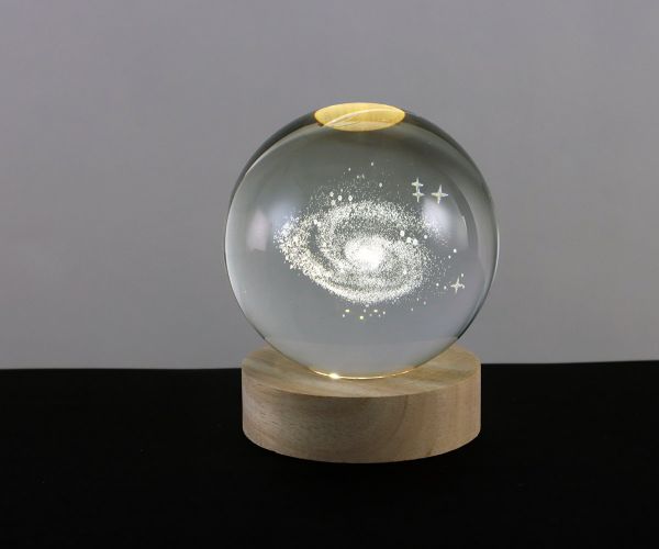 Glaskugel mit 3D-Galaxy inkl. Holz LED-Untersetzer
