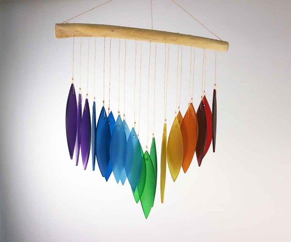 Windspiel aus Holz und Glas rainbow