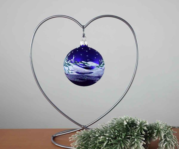Handbemalte Weihnachtskugel mit Haus im Wald