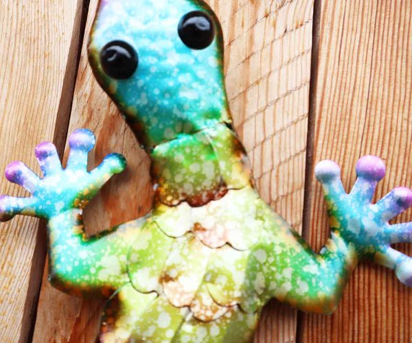 Bunter Gecko aus Metall zur Wanddeko