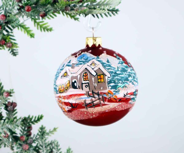 Handbemalte Weihnachtskugel mit Haus im Wald