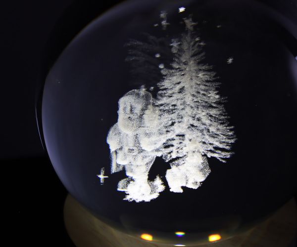 Glaskugel mit 3D-Nikolaus inkl. Holz LED-Untersetzer