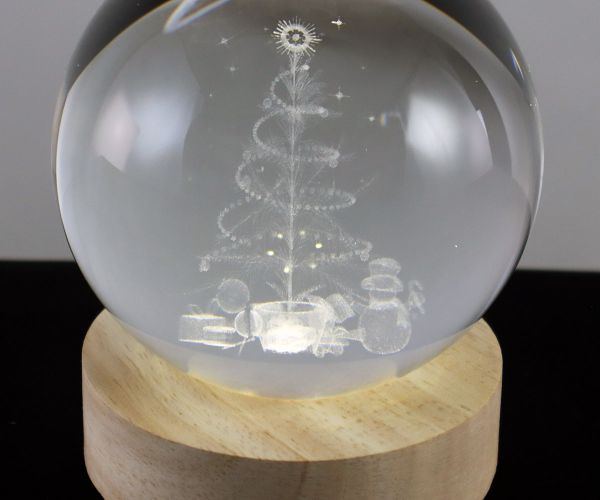 Glaskugel mit 3D-Weihnachtsbaum inkl. Holz LED-Untersetzer