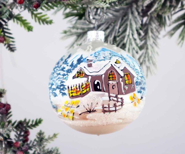 Handbemalte Weihnachtskugel mit Haus im Wald