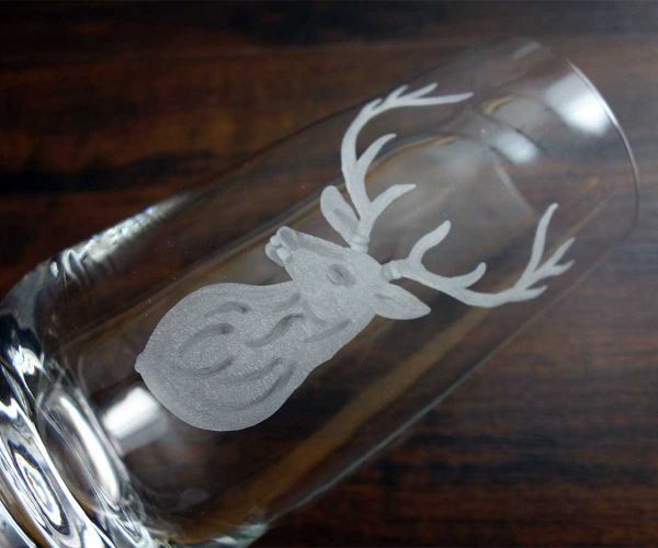 Trinkglas mit Hirschmotiv