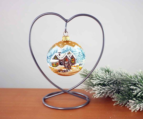 Handbemalte Weihnachtskugel mit Haus im Wald