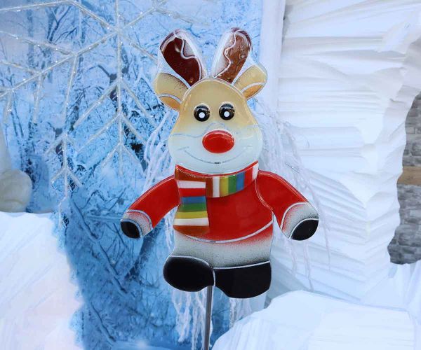 Kleines Rentier mit buntem Schal aus Kristallglas