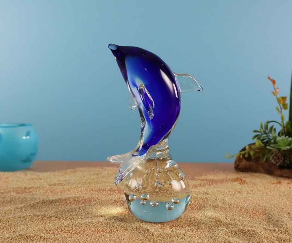 Glastier Delphin auf Sockel