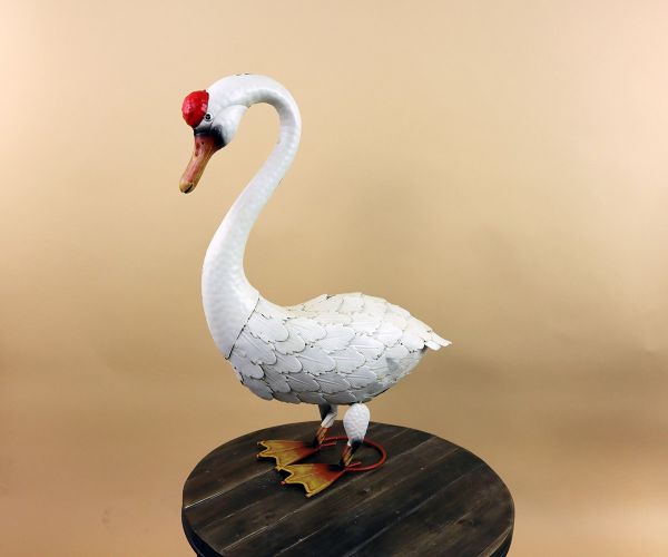 Weißer Schwan aus Metall
